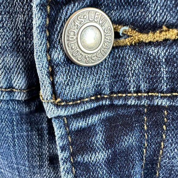 EUC Levi’s Women’s Boyfriend Jeans - Picture 3 of 12